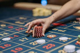 Pemain menggunakan komputer dan perangkat mobile dengan sistem keamanan tinggi untuk taruhan sports betting