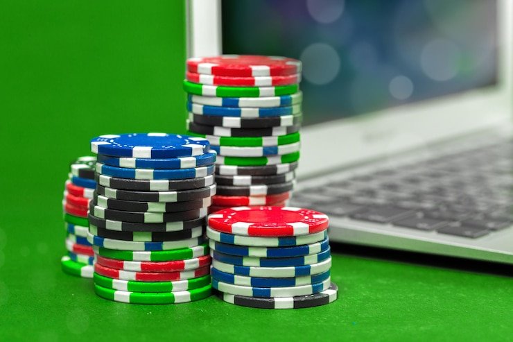 Ilustrasi perlindungan data digital dengan gembok dan jaringan aman untuk pengguna online